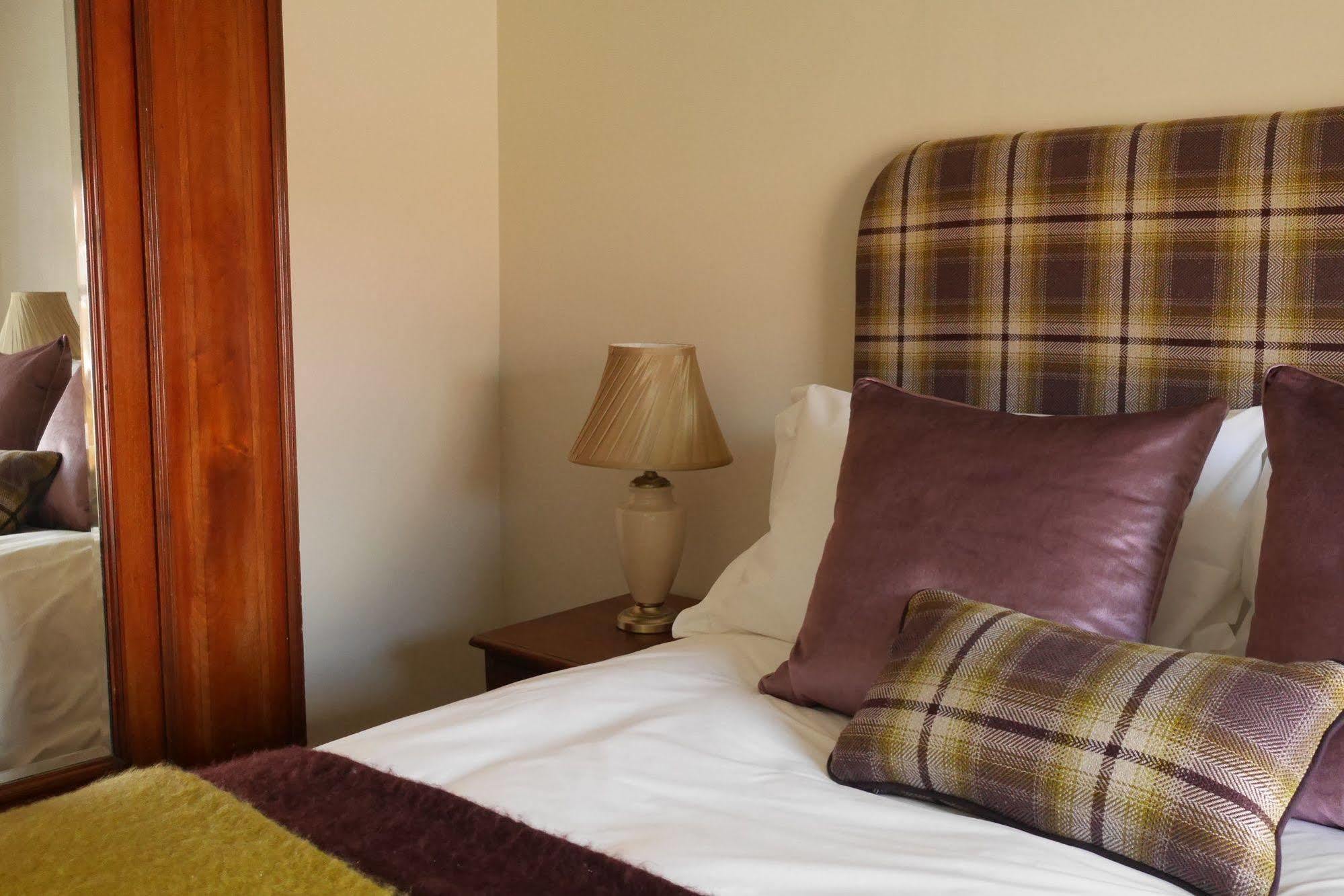 The Greyhound Inn Уонтейдж Экстерьер фото