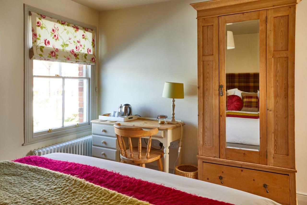 The Greyhound Inn Уонтейдж Экстерьер фото
